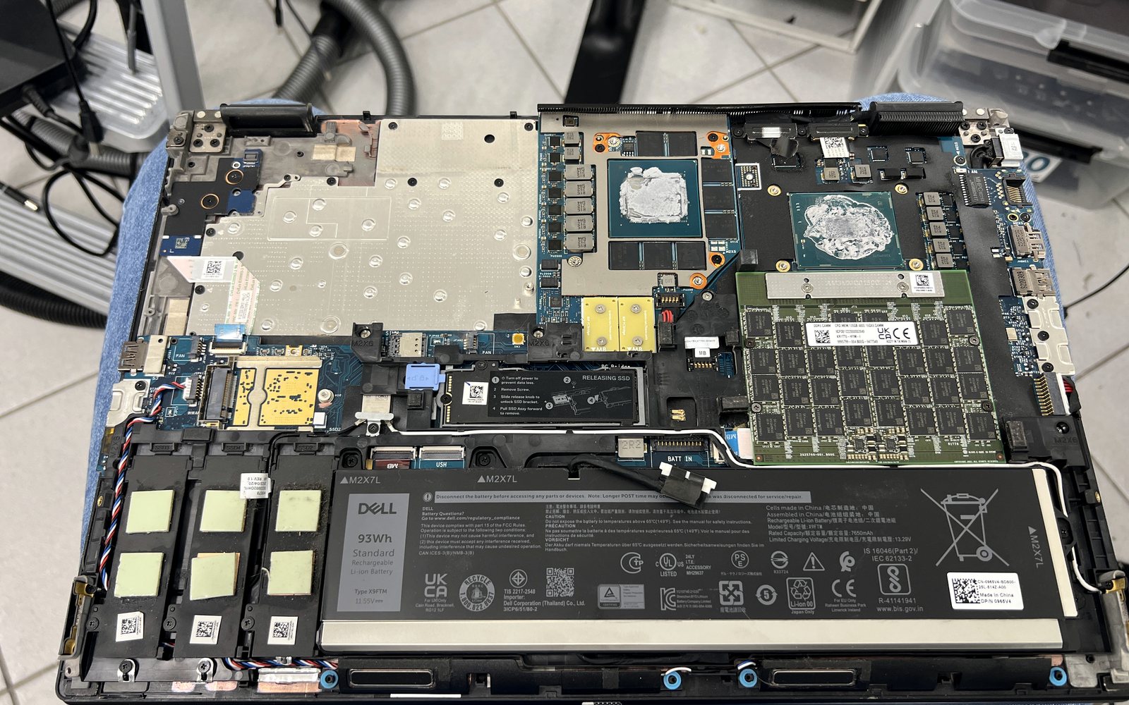 Otwarty laptop podczas diagnostyki płyty głównej w Expert Serwis