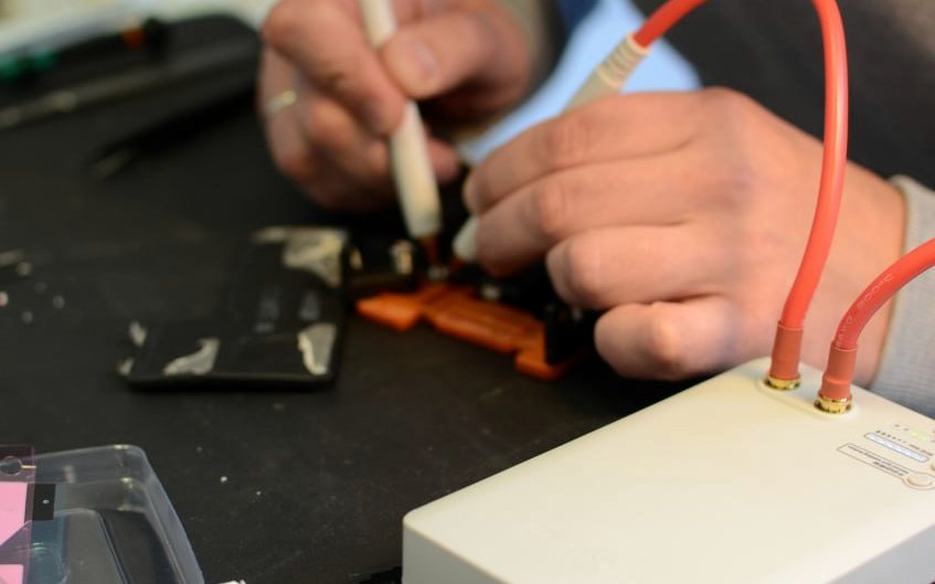 Specjalistyczne pomiary elektroniki telefonu na stanowisku serwisowym