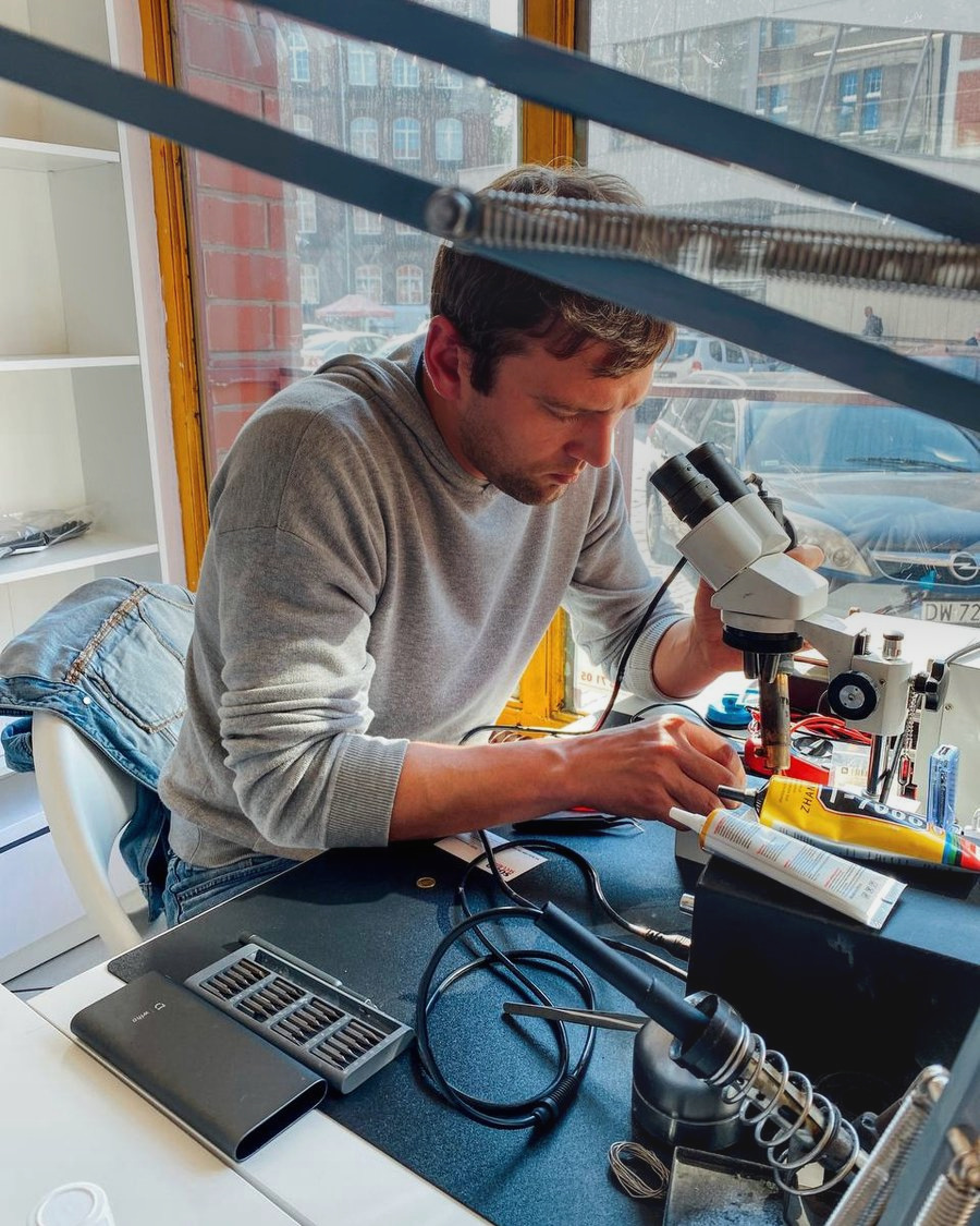 Specjalista Expert Serwis pracujący przy mikroskopie w laboratorium elektroniki