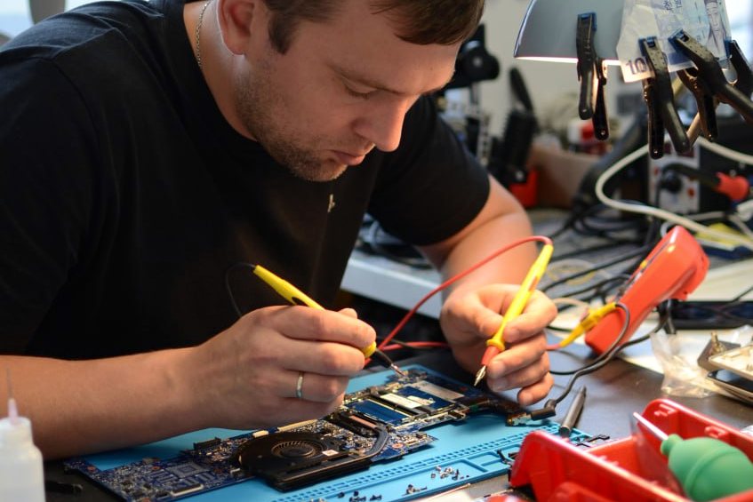 Diagnostyka płyty laptopa za pomocą sond pomiarowych