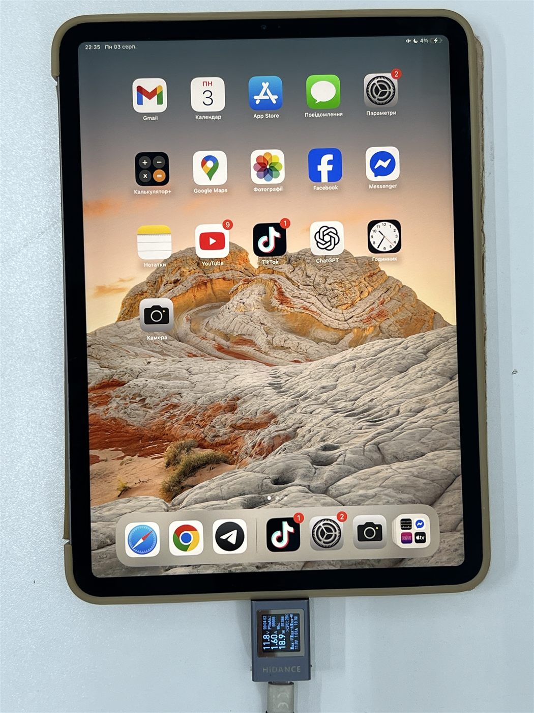 iPad ładujący się szybko po naprawie gniazda ładowania, miernik USB pokazuje ok. 19 W