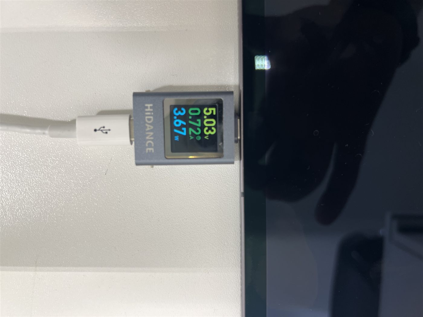 Miernik USB pokazujący napięcie i prąd ładowania iPada po naprawie