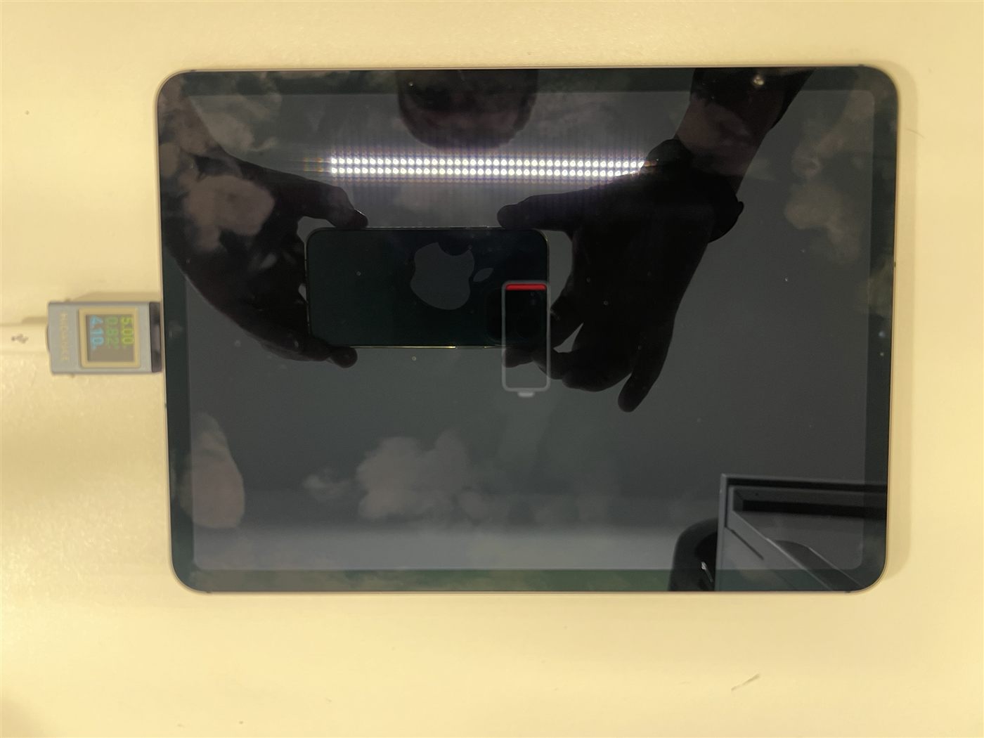iPad podłączony do ładowania przez miernik USB po wymianie gniazda ładowania