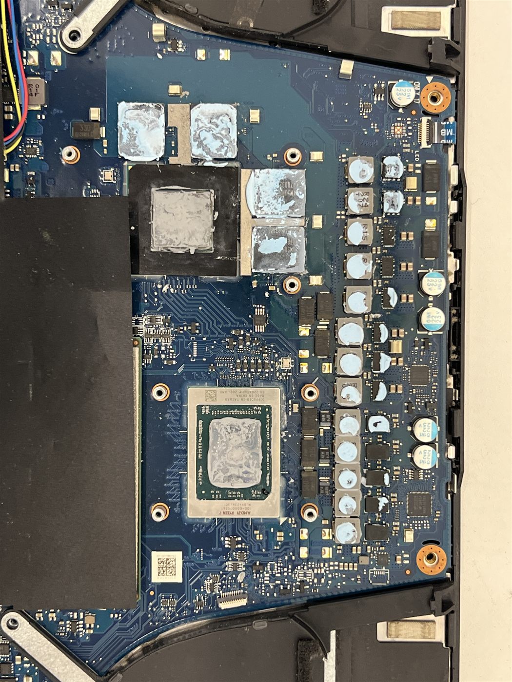 Stara, zaschnięta pasta termoprzewodząca na procesorze laptopa